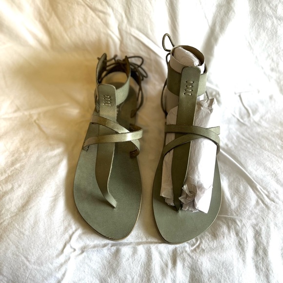 🌸🌸NWT Free People Vacation Wrap Sandals in a gorgeous olive green - Picture 2 of 10